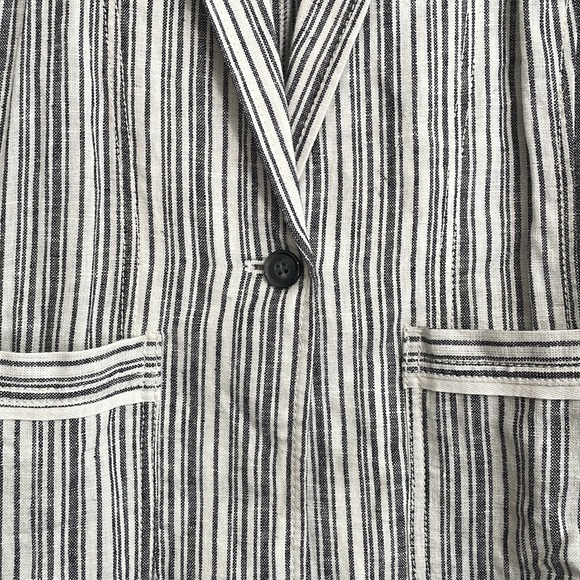 Maurice’s Large navy and white linen blend blazer pockets and front button - Picture 5 of 10